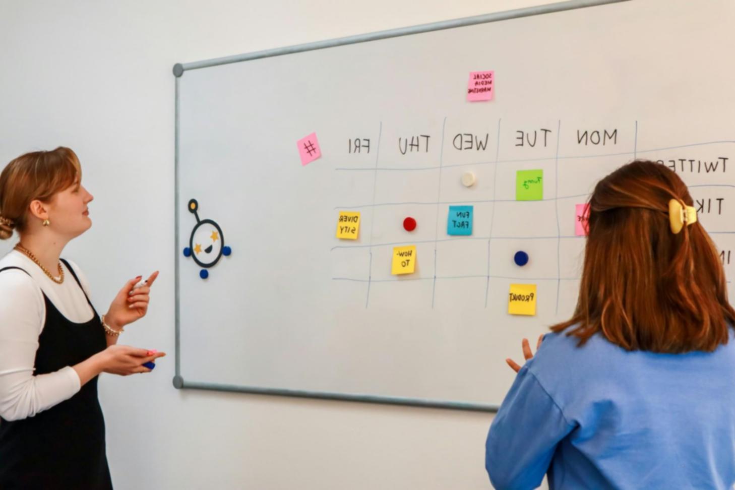 Salle de formation moderne avec écrans d'analyse financière