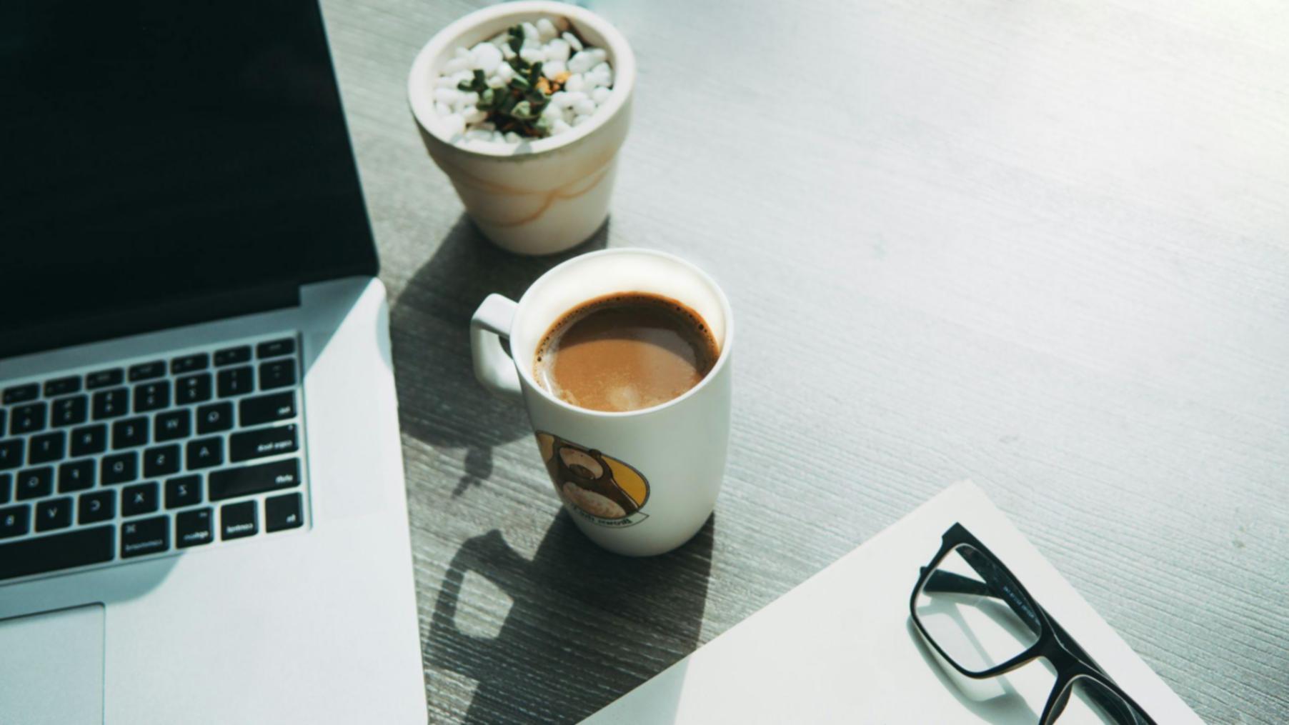 Étudiants travaillant sur des modèles financiers lors d'un atelier pratique