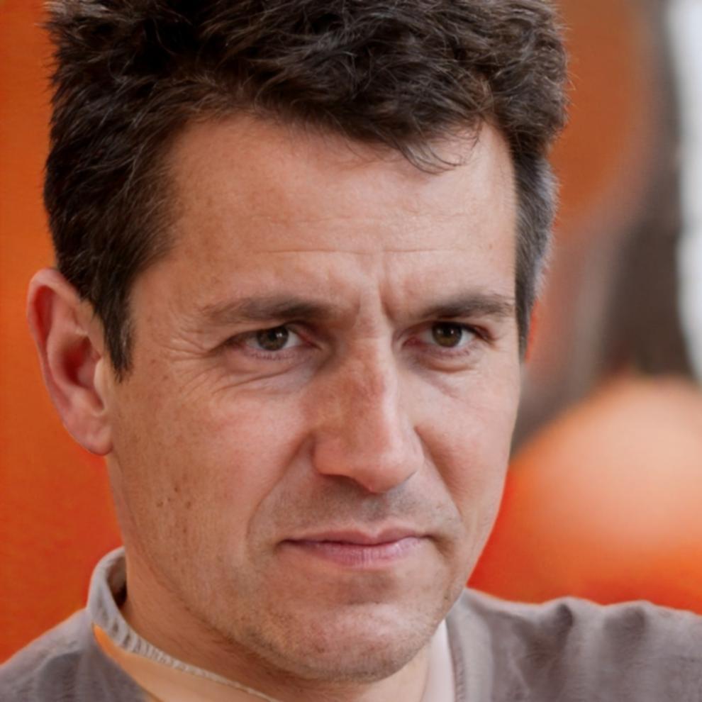 Portrait de Julien Beaumont, analyste financier senior